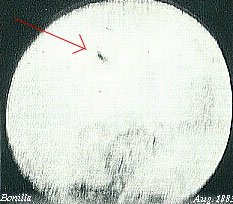 Reproduction of one of José Bonilla's original 1883 wet-collodion photographic plates, showing a dark object against the Sun's disk near Zacatecas, Mexico, with an arrow and caption added by a later publisher