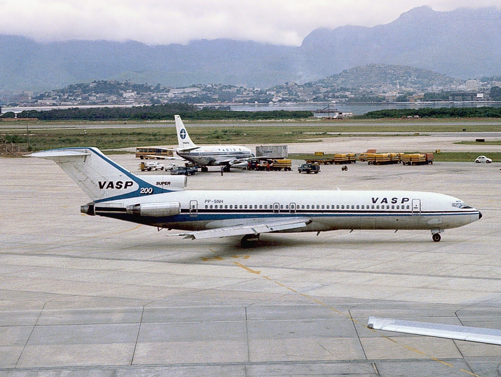 A VASP Boeing 727-2A1/Adv, registration PP-SNH, a sister aircraft of the same type and airline as PP-SNG, the aircraft flown as VASP Flight 169 on February 8, 1982