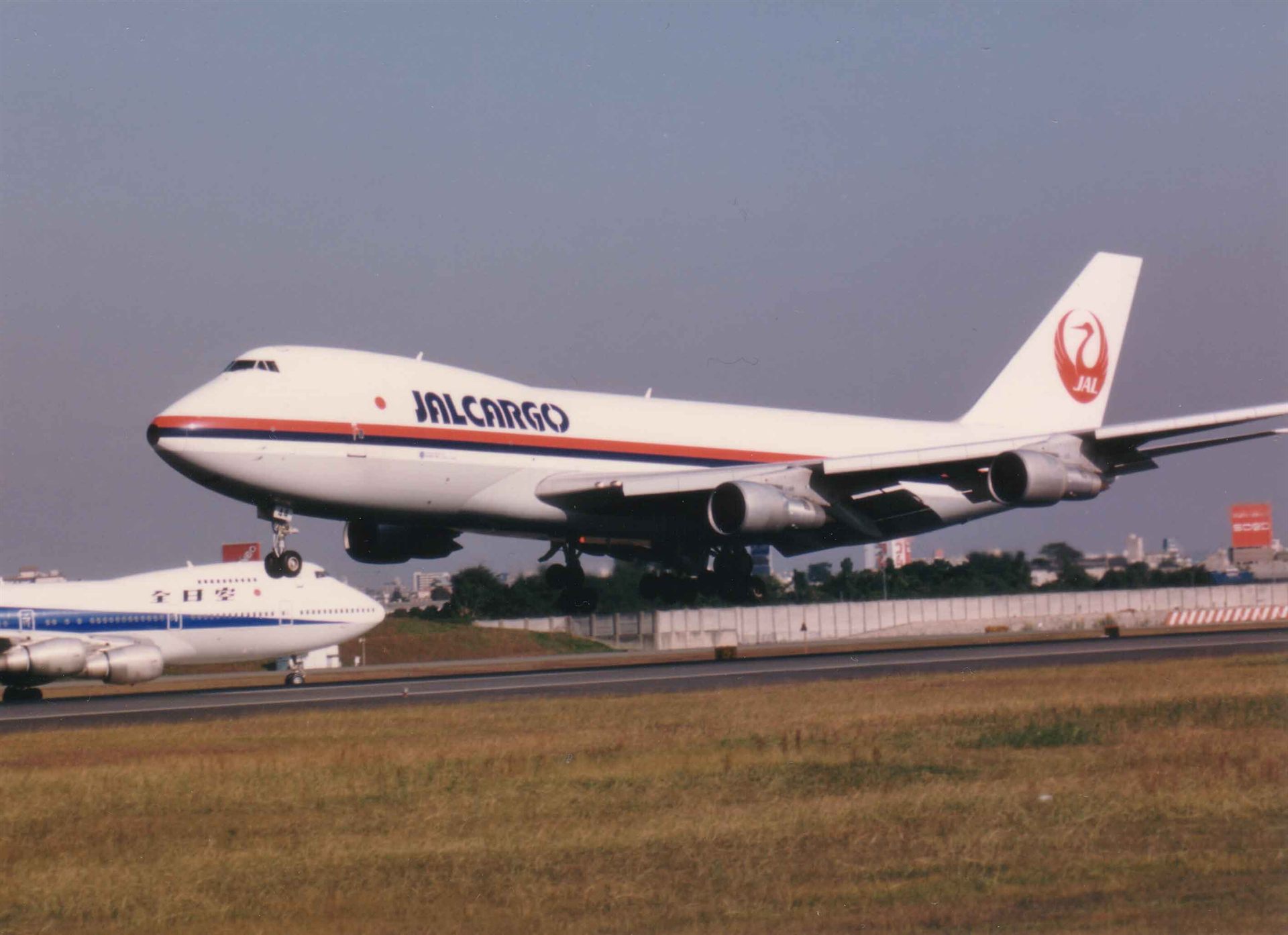 A Japan Air Lines Cargo (JAL Cargo) Boeing 747-200F freighter in JAL's 1980s-era livery, photographed at Osaka International Airport circa 1990 — the same aircraft type and operator involved in the November 17, 1986 encounter, not the specific accident aircraft or a photograph of the incident itself.