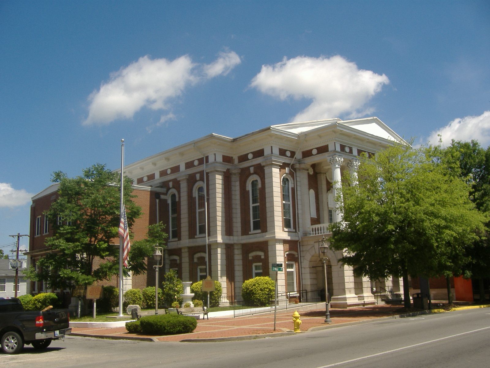 The Christian County Courthouse in Hopkinsville, Kentucky, the county seat near the Sutton farmhouse at Kelly where the 1955 siege was reported to police
