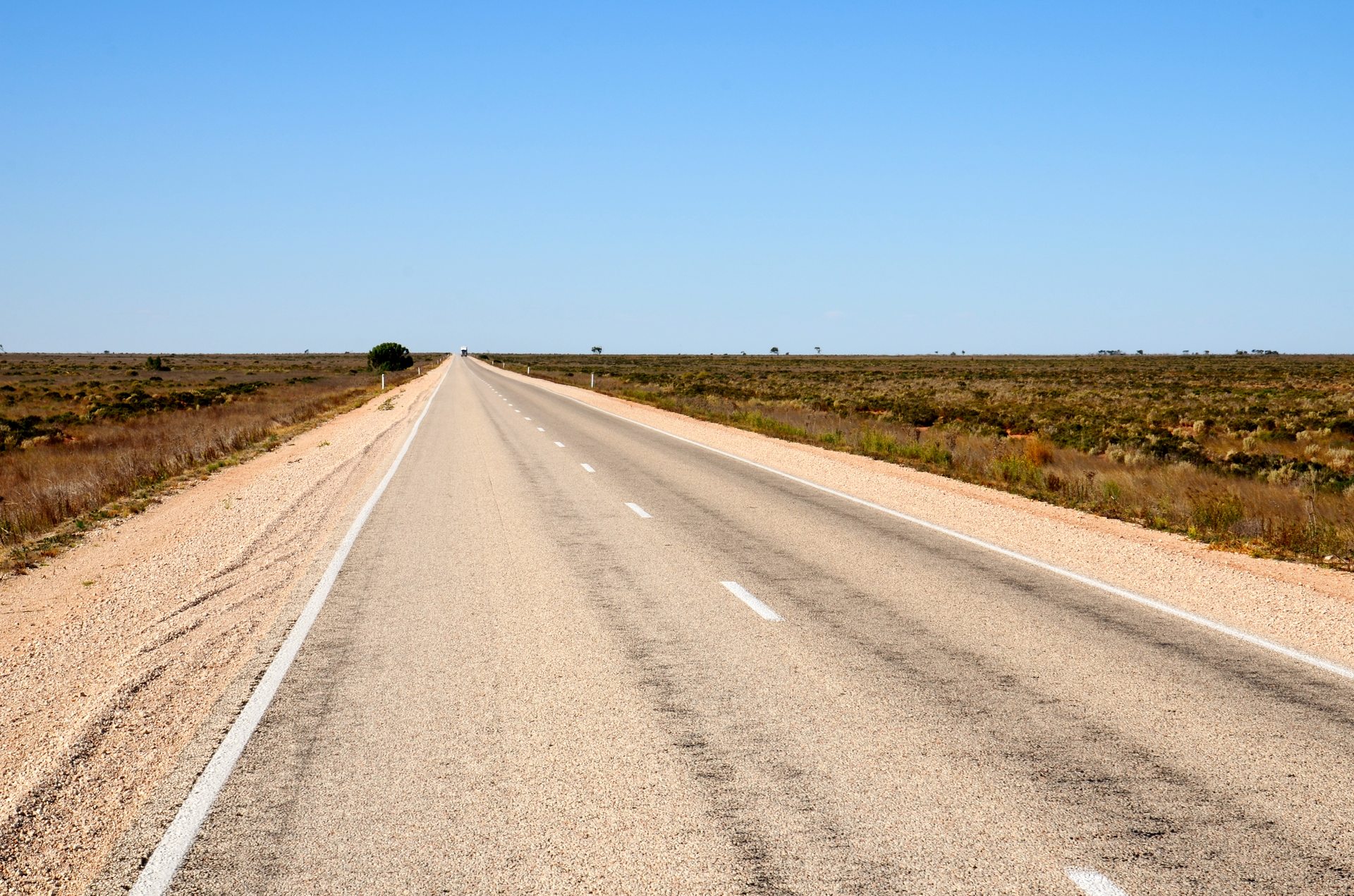 The Eyre Highway crossing the Nullarbor Plain in Western Australia, near where the Knowles family reported their 1988 encounter