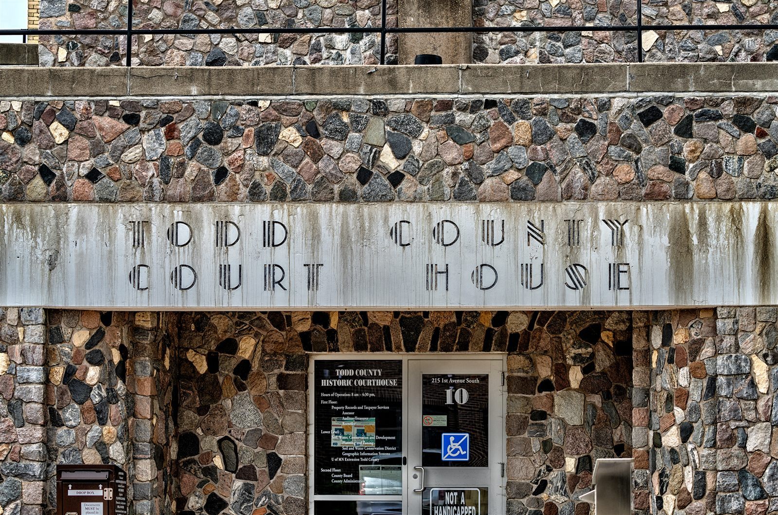 The Todd County Courthouse in Long Prairie, Minnesota, seat of the sheriff's office that investigated the 1965 roadway trace evidence