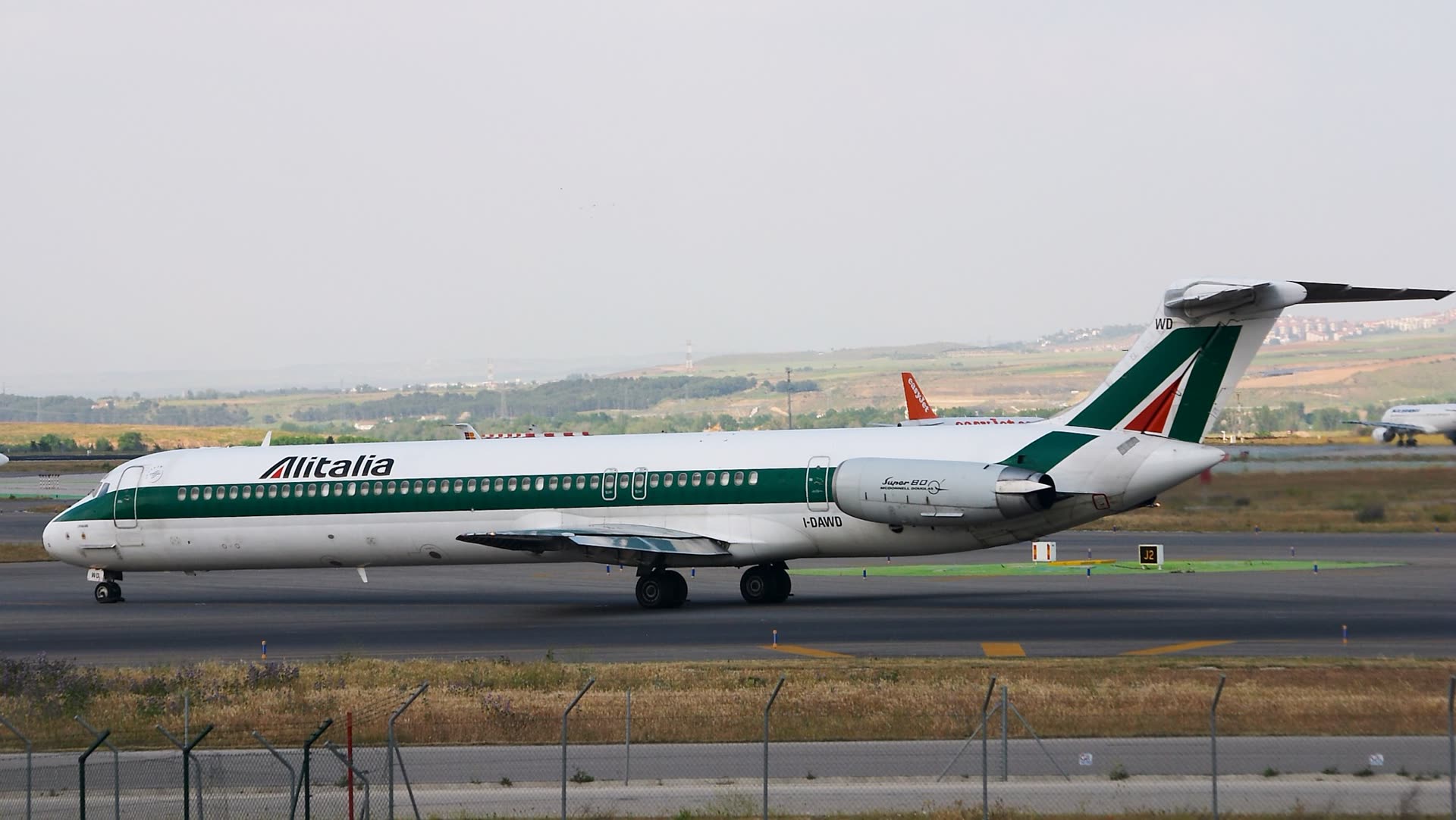 An Alitalia McDonnell Douglas MD-82, the same aircraft type flown as Flight AZ284 on April 21, 1991, photographed at Madrid-Barajas Airport